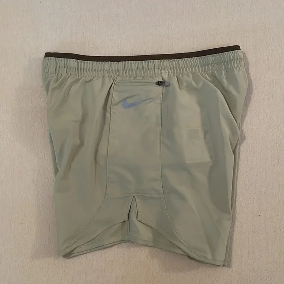 Nike Women's Tempo Lux 5" Shorts - Picture 2 of 6